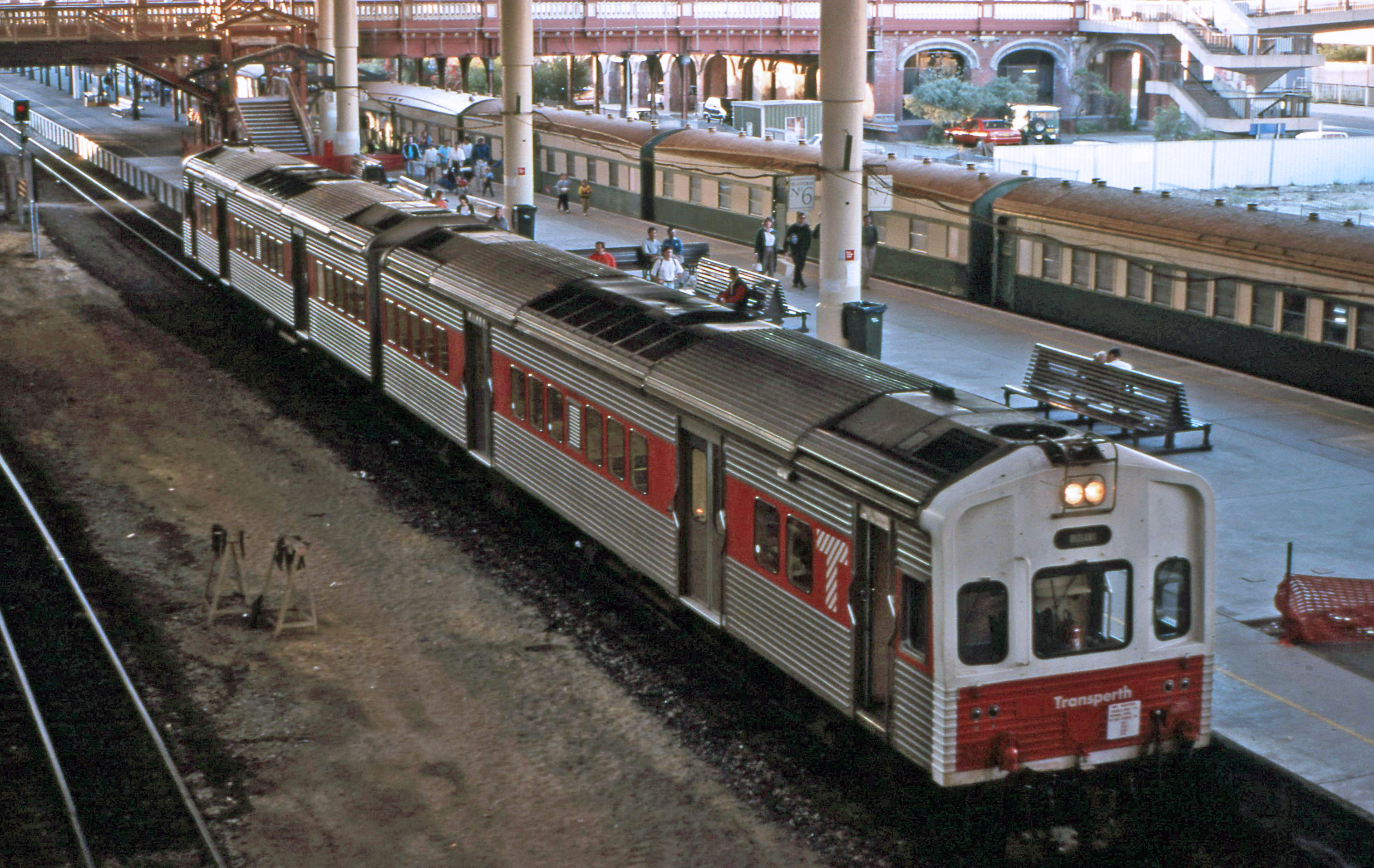 Perth Station 1989 33558673378_2b2d6b1375_o.jpg